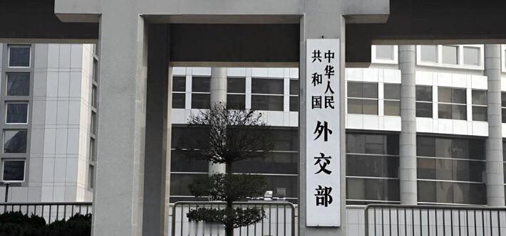 美国这波操作真是让人惊掉下巴！据报道，美国对委内瑞拉实施军事打击，还把马杜罗夫妇