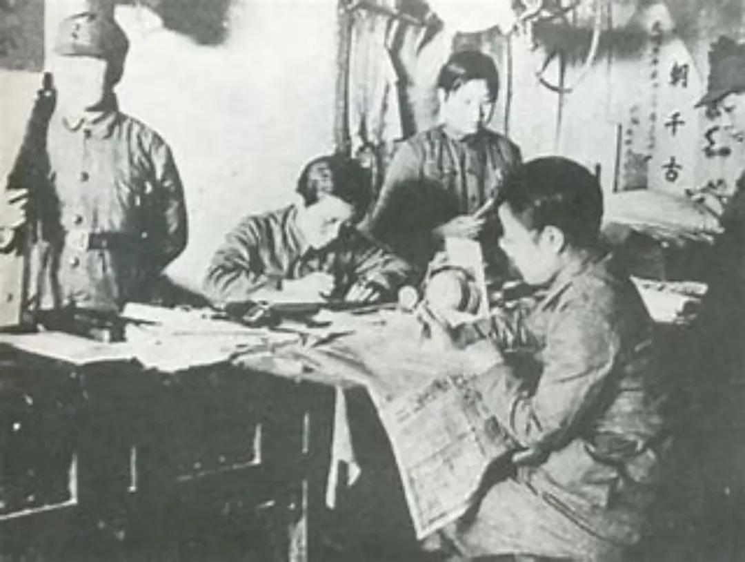 1942年，两位浑身是伤的女战士被日军捆绑在树桩上，日军逼问：“再不招供，就把你