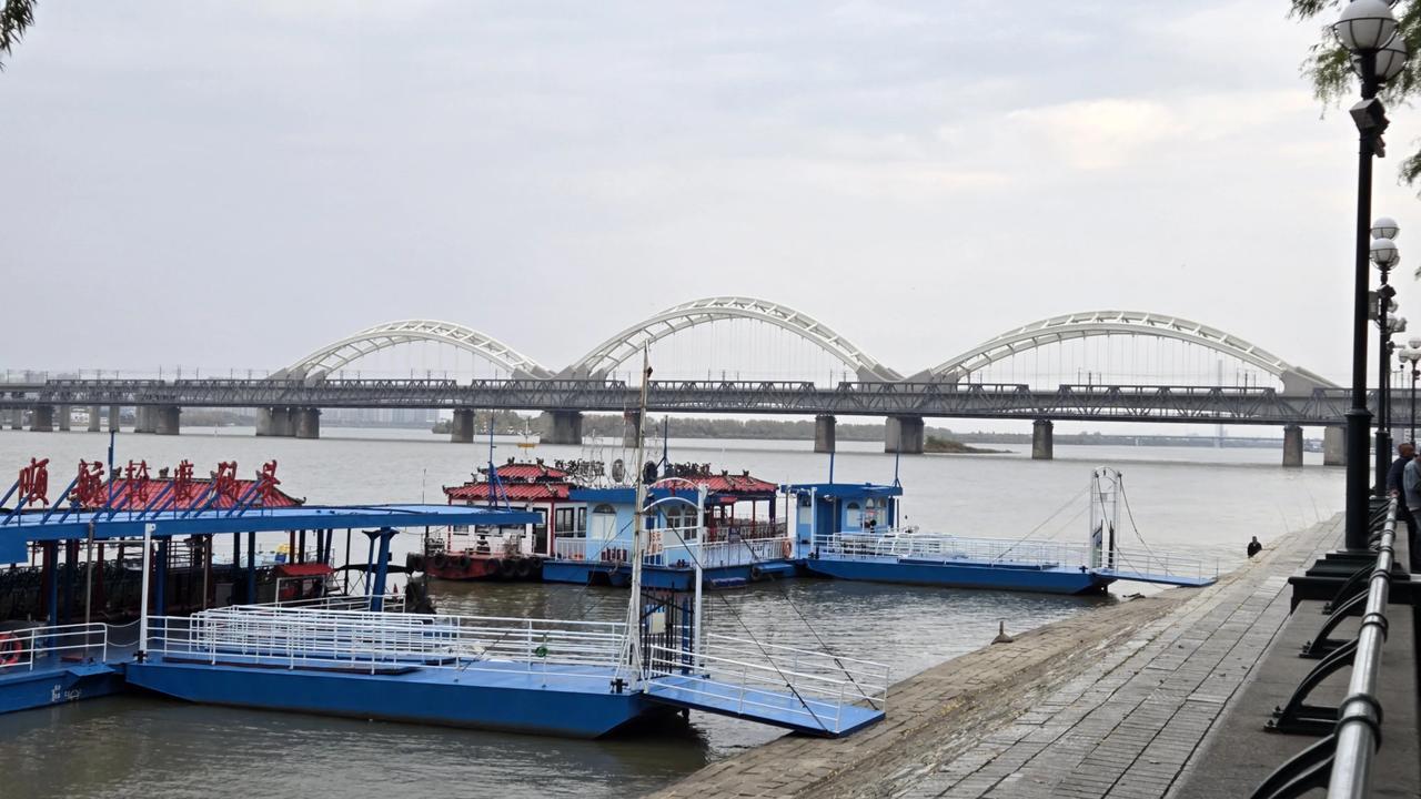 封江冰排
2025/11/20

今冬水暖冻冰迟，缓缓晶凌话小诗。
待到春风催绿