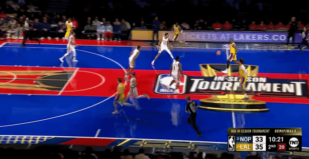 詹姆斯三分三连中一个比一个远！这三分球直接杀封了#湖人三分太准了##詹姆斯投疯了