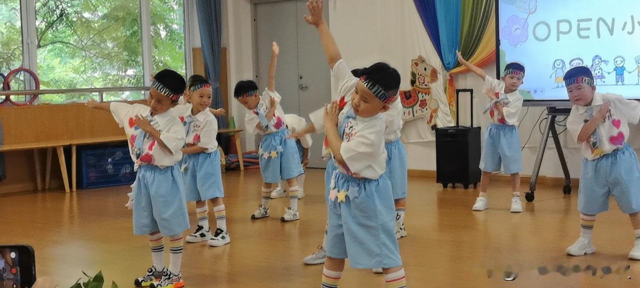 一张奖状100块钱。

昨天我家大宝小柚子给他姥姥姥爷打电话报喜，学期末得了3张