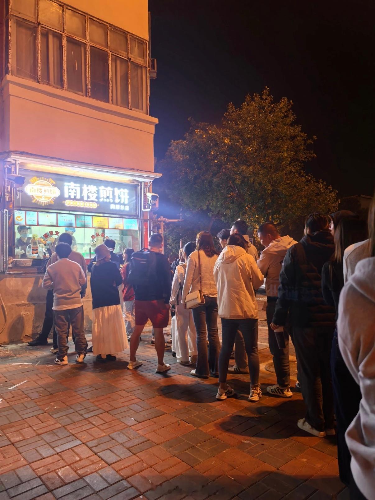 我开了一个早点铺，只卖煎饼果子。你也开一个早点铺，卖煎饼果子和鸡蛋灌饼。我把鸡蛋