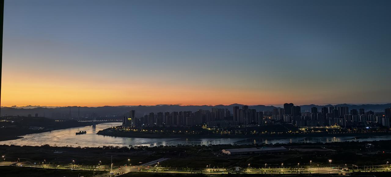 [可怜]重庆的初秋，从来都是夏天的一部分，热得毫无疑义，但天空确实——太好看了[