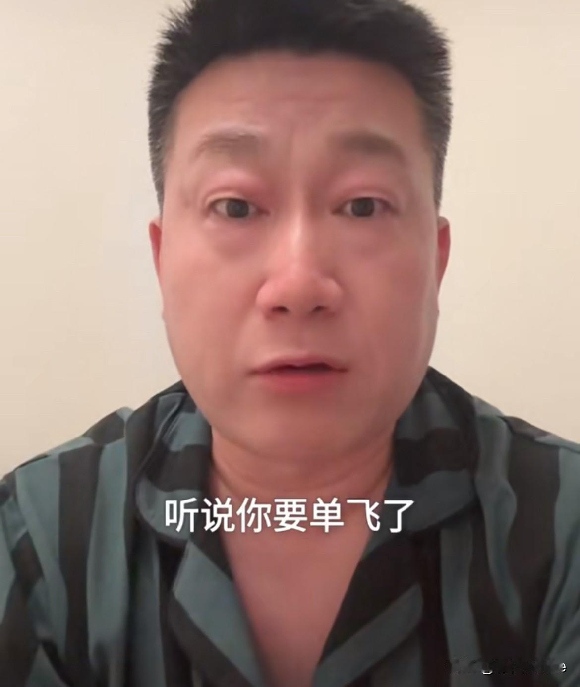 12月30日，张鹤伦深夜发视频辟谣！
张鹤伦脸红眼肿开直播，直言今天一天消息不断