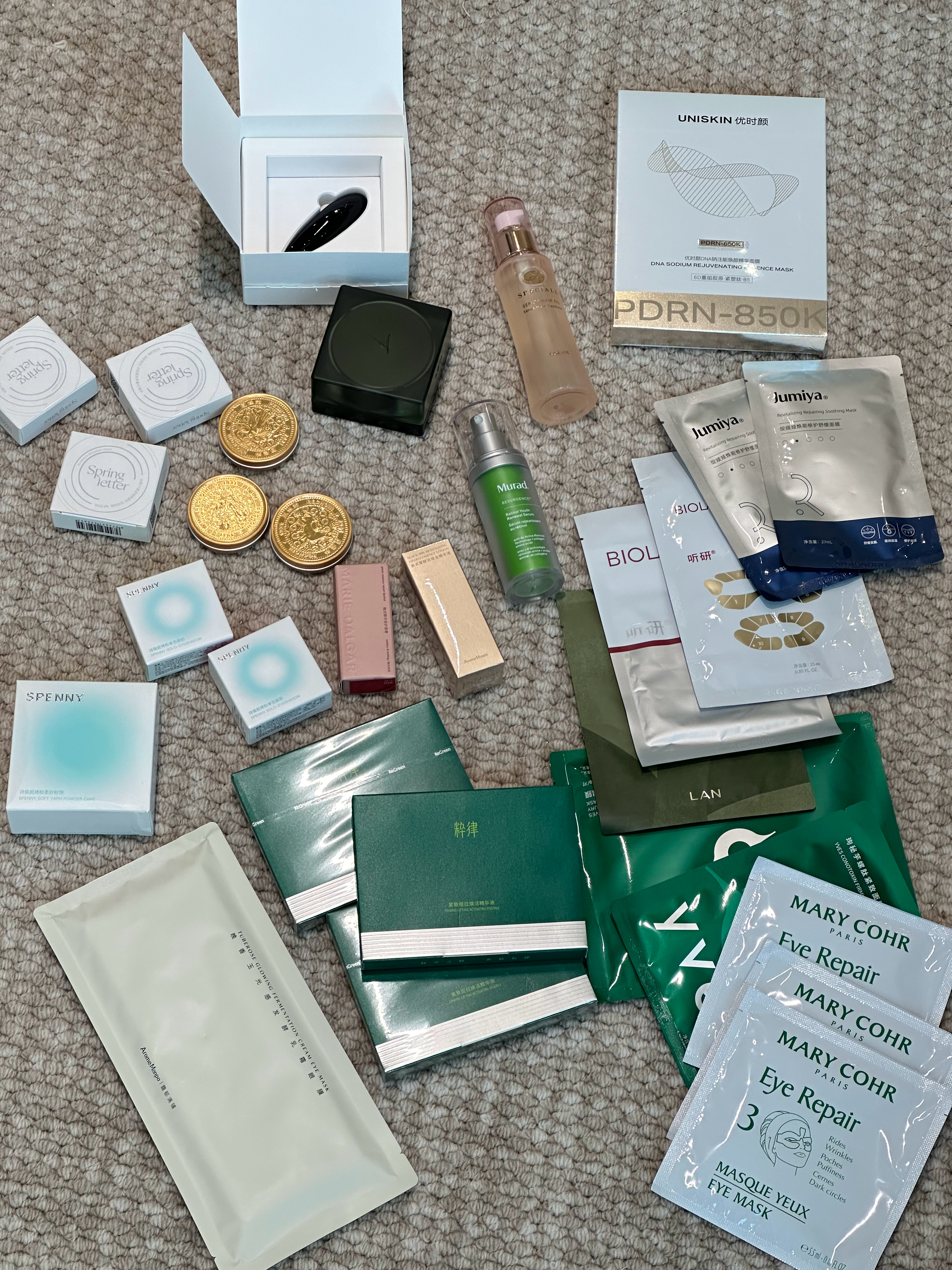 👍🏻里揪一个关注我的姐妹送图里全部都没开封使用过～面霜精华面膜眼膜彩妆都有 