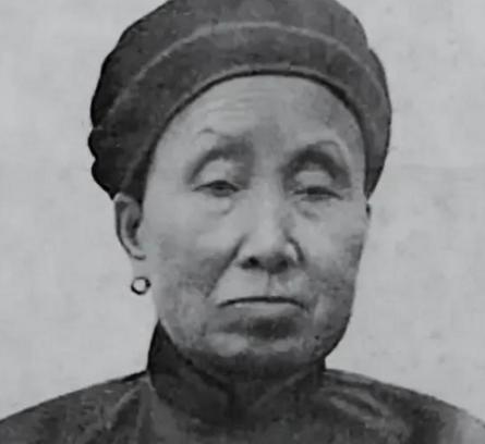 浙江奉化，1950年。

蒋家老宅还在，蒋介石的姐姐也还在。

她没走。

为什