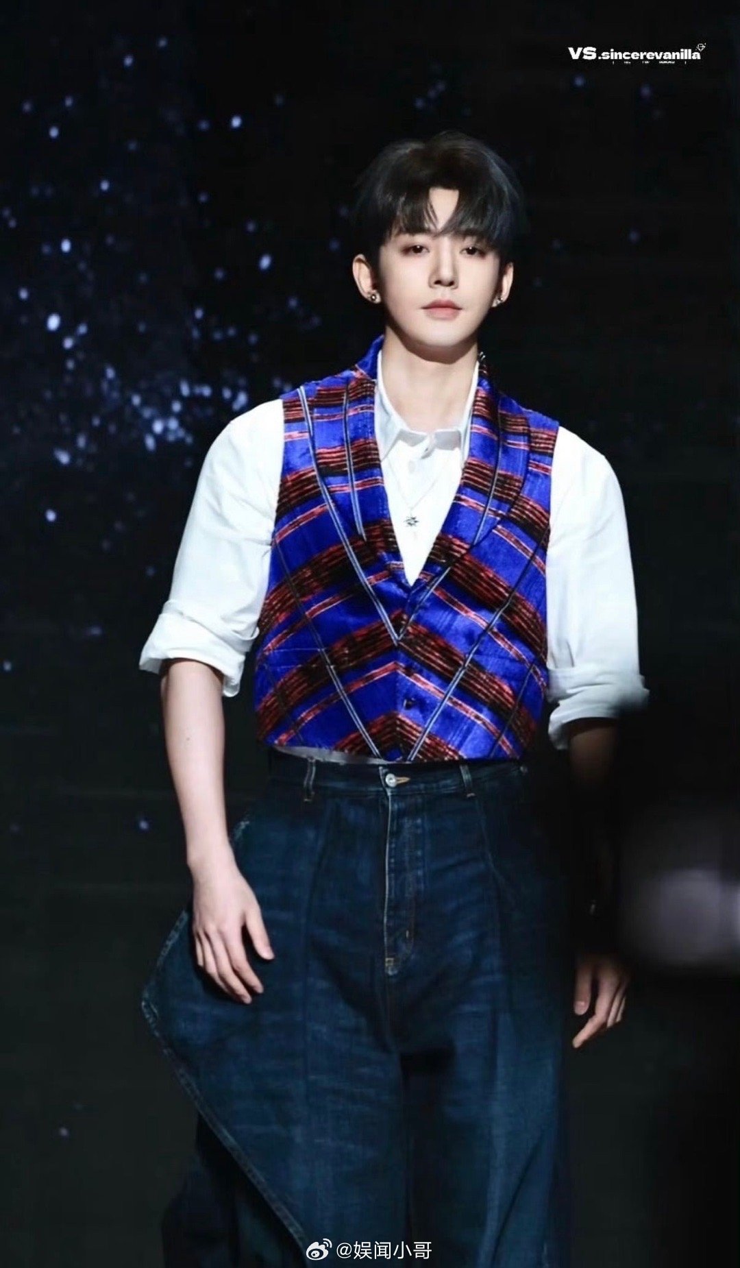 把邓为打包去演科幻片 今晚的邓为宛如从浩瀚银河踏光而来的使者，周身萦绕着神秘梦幻