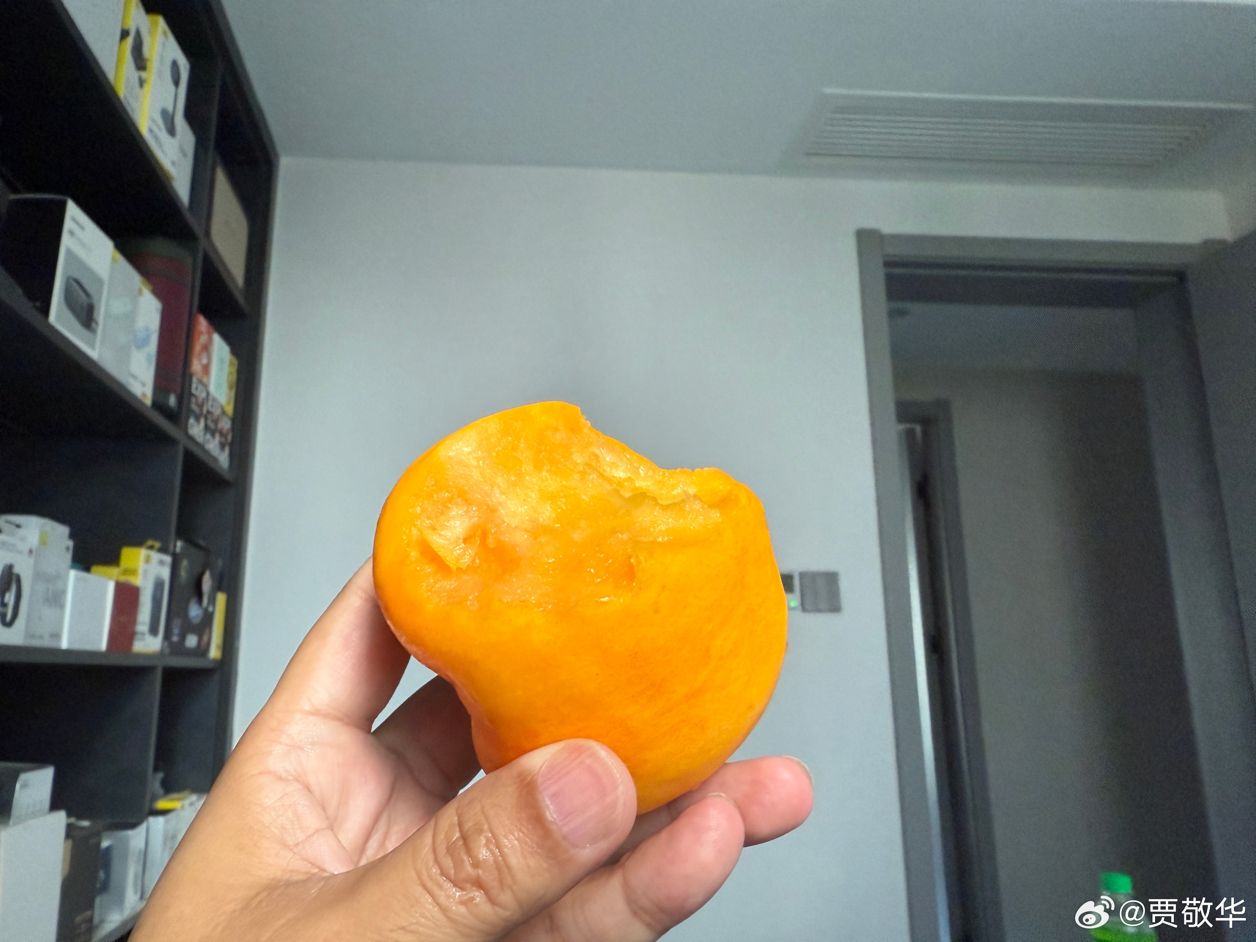 刚买来一个黄桃，大家猜下，这水果多少钱一斤？总感觉现在的桃，吃不出小时候的味道了