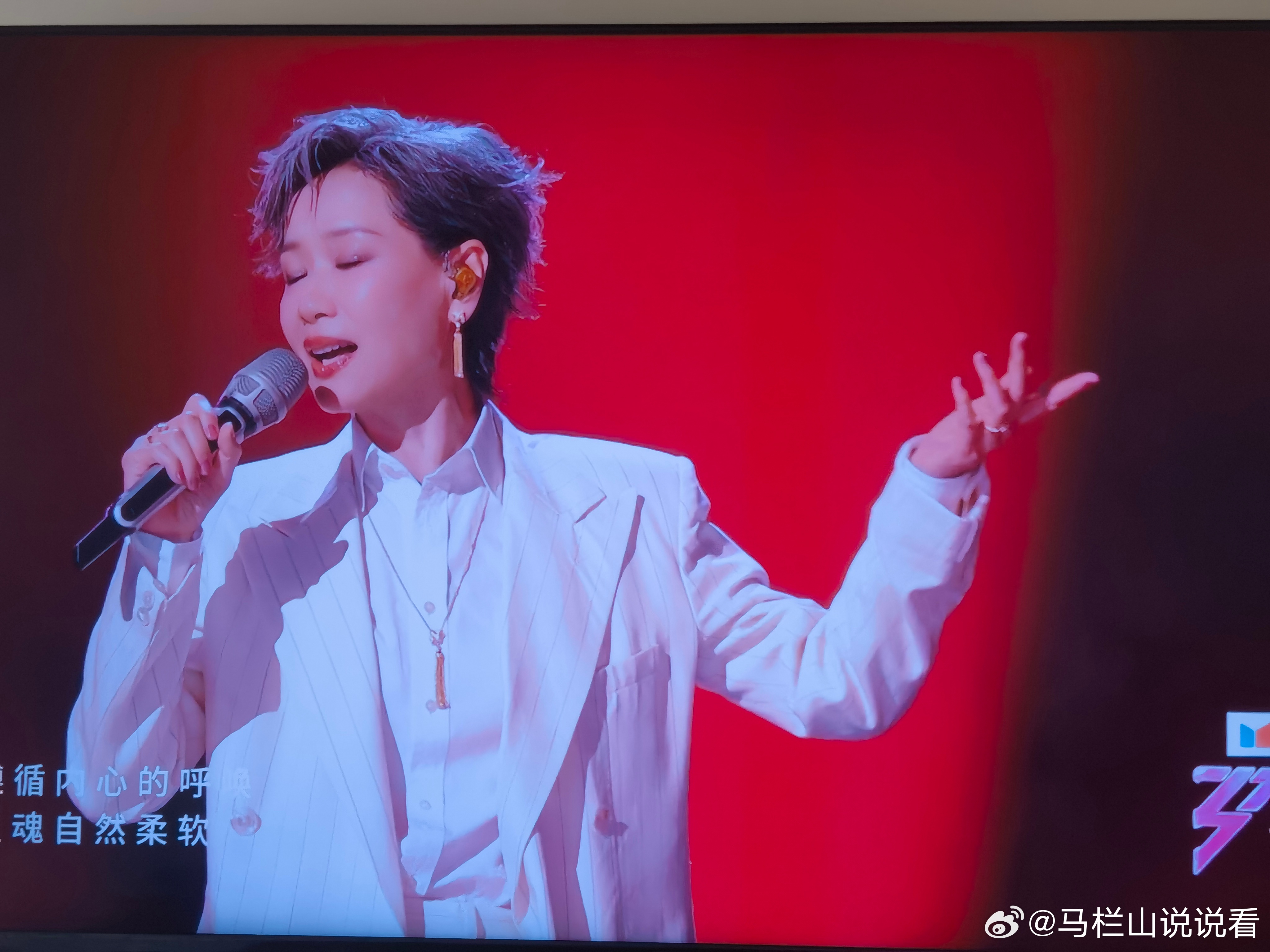 浪姐总决赛妆造好酷的叶童！！！！歌也挺朗朗上口的 