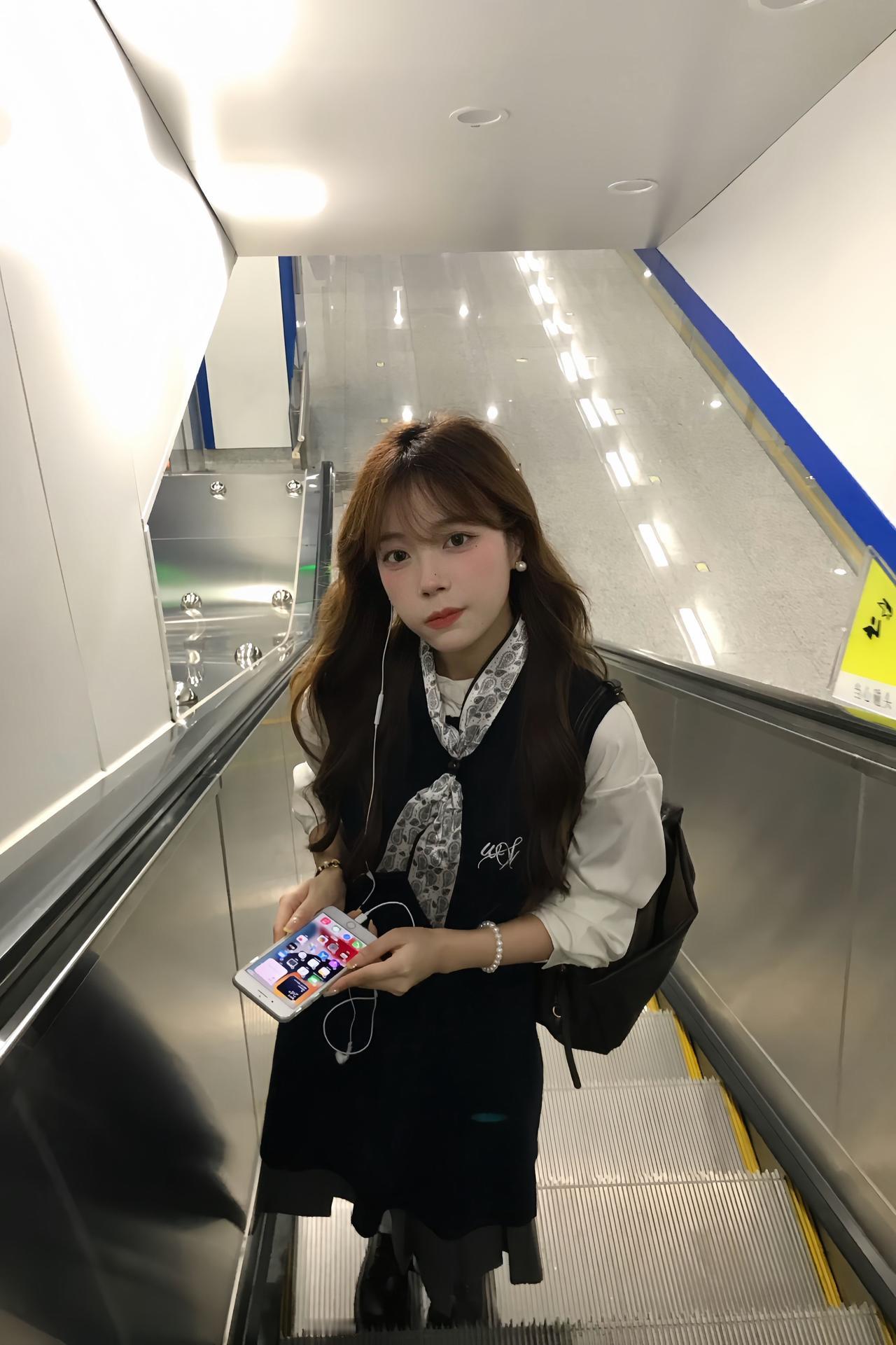 地铁ootd 韩系穿搭 淡人低饱和秋季穿搭