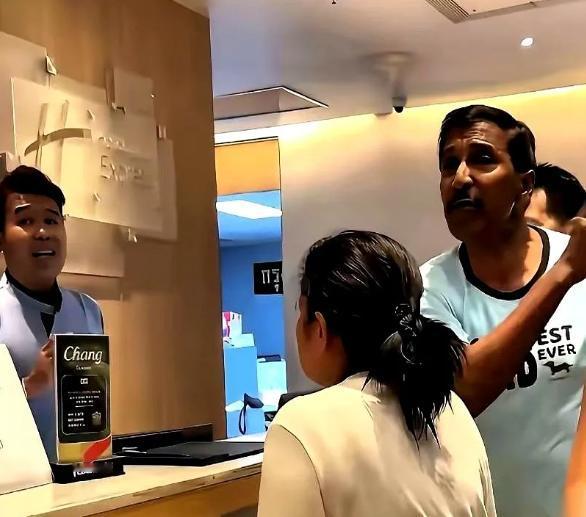 印度人拿东西就走，一句"我们是印度人"就想不给钱？想啥呢！
今天刷到个事儿，真给