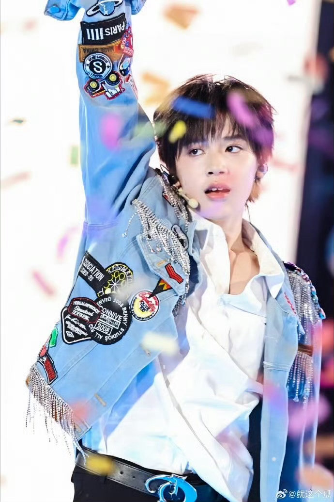 魏子宸和飘落的彩带彩带上的碎光落在少年肩头，是舞台上最热烈的注脚✨每一帧都值得反