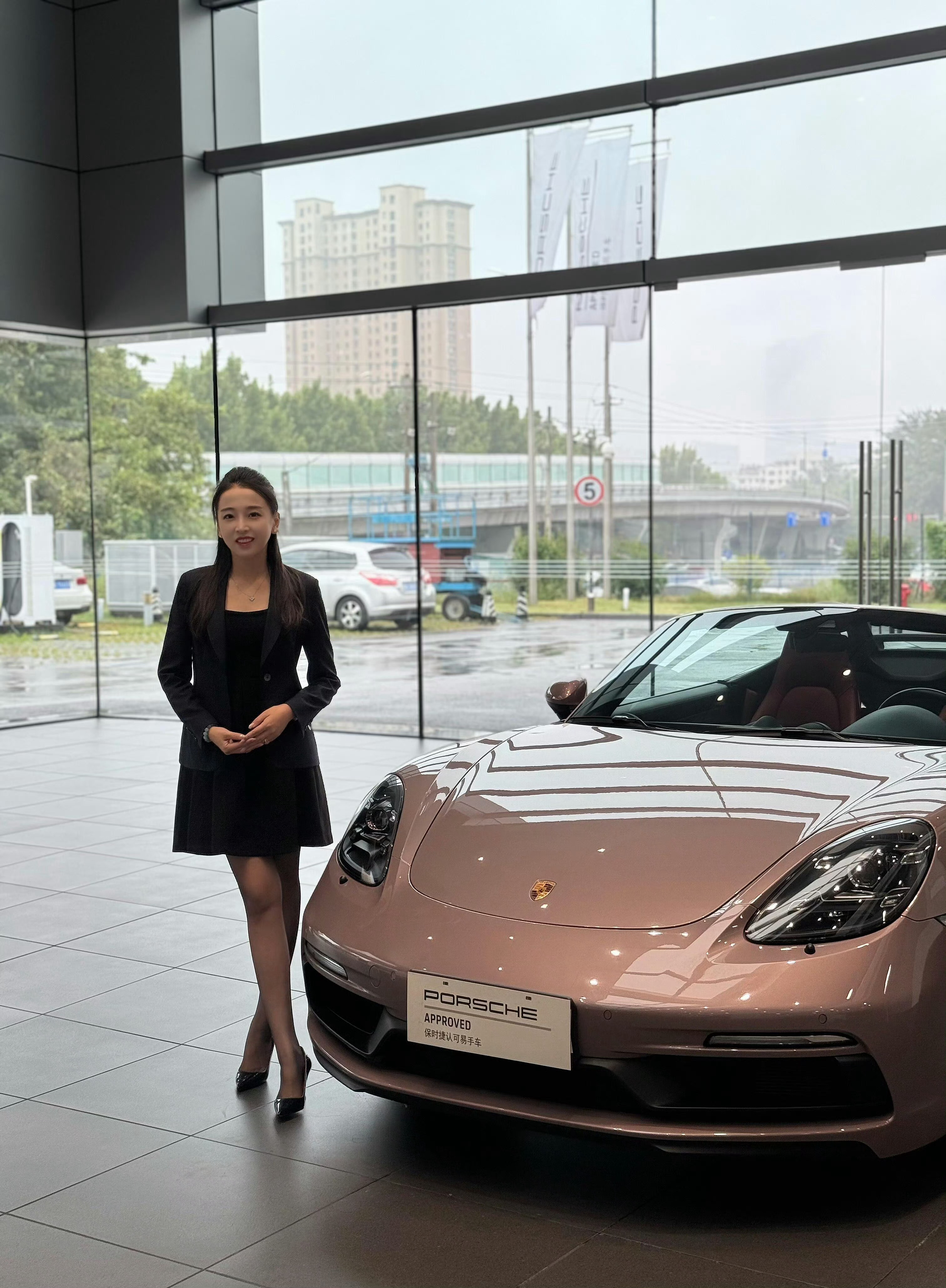 每一位光鲜亮丽的背后都是点点滴滴的艰辛付出，为牟倩文点赞保时捷女销售再夺一季度销