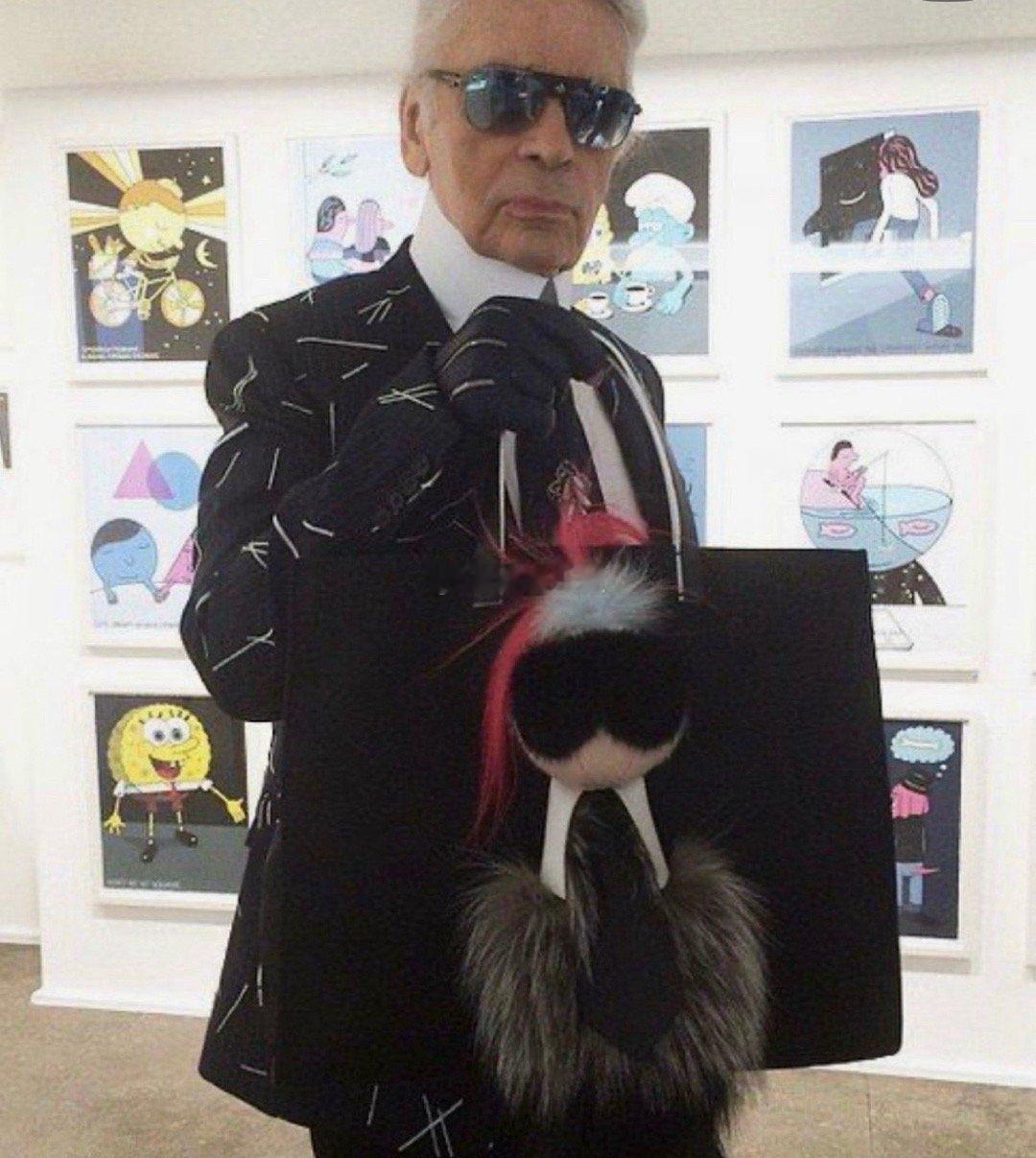 芬迪怪兽｜奢侈品包挂潮流的鼻祖2013年，在老佛爷 Karl Lagerfeld