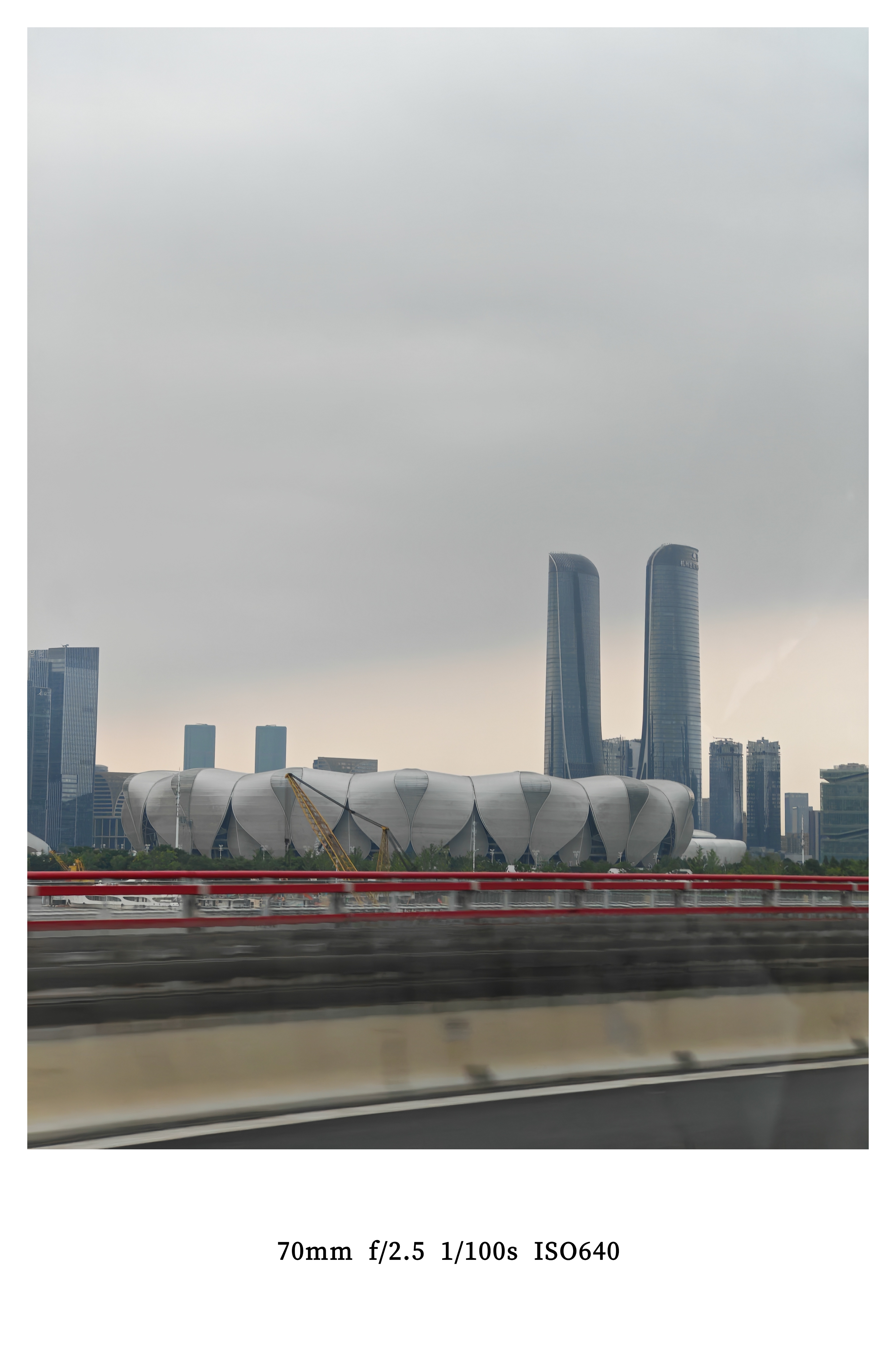 朋友们早呀！过完今天就是星期五咯继续出发在路上[点赞] ​​​