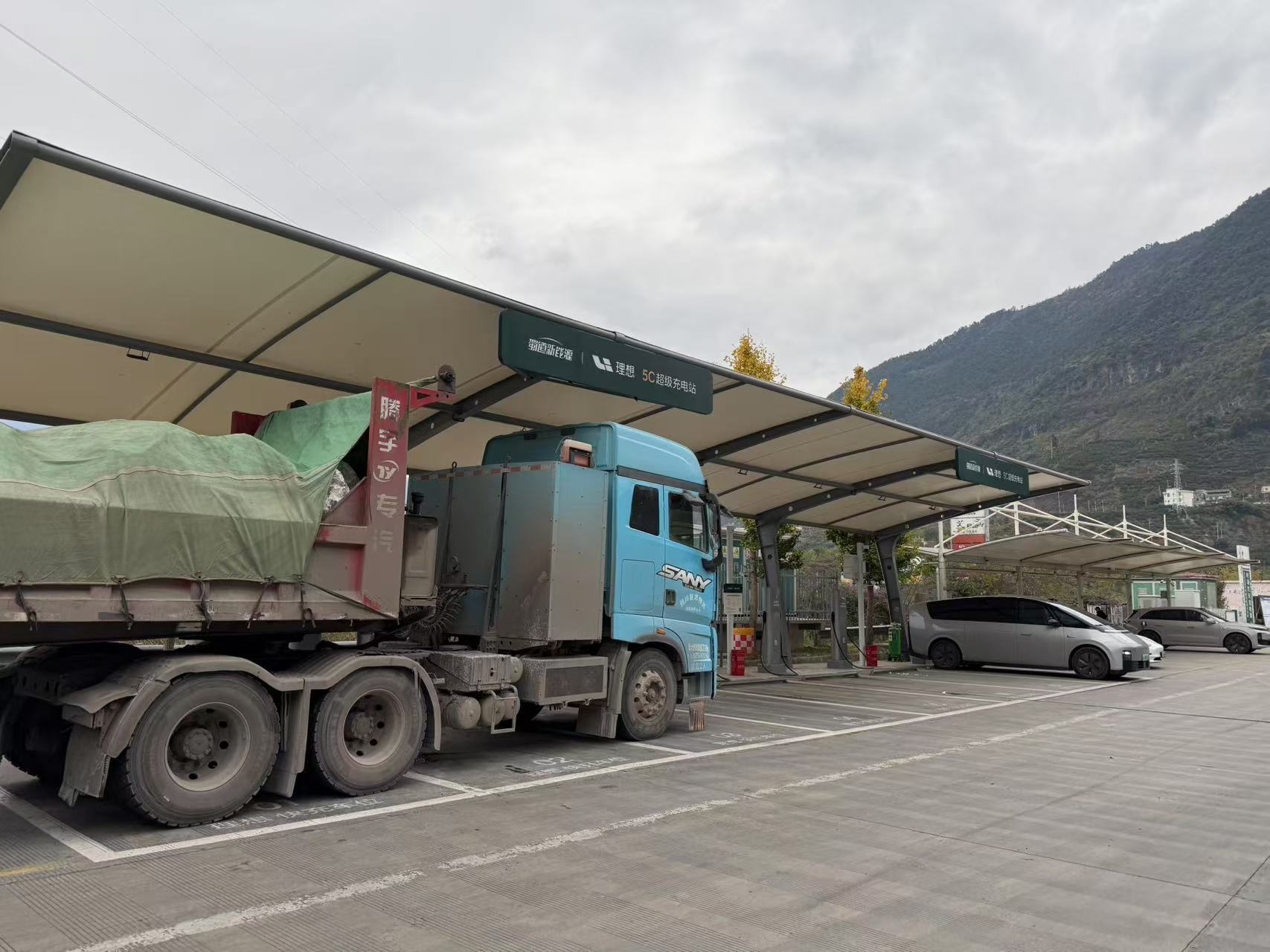 高速服务区充电站太难管理了，之前规则不让装地锁，新时代来临需要改变。 