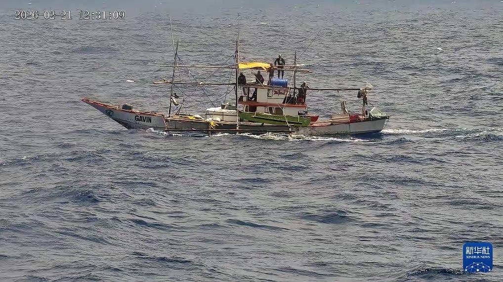 21号菲律宾强闯黄岩岛，不是出动几条船，而是纠集了50多条船，分多路冲闯，还配备