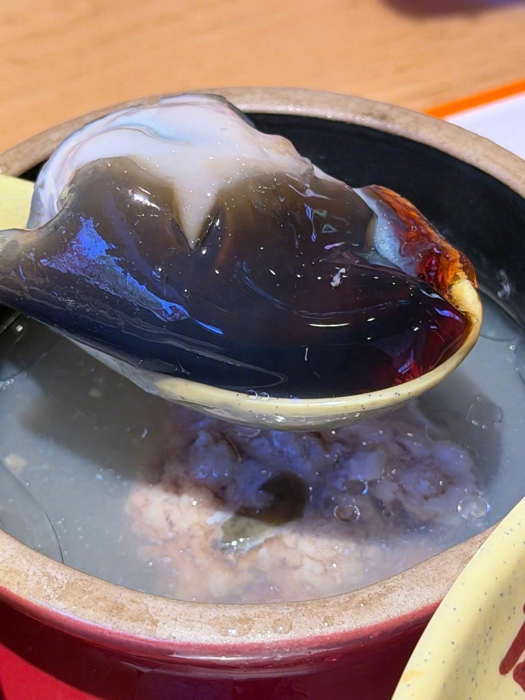 解锁第一次喝皮蛋肉饼汤！皮蛋是一整颗下锅的，边缘会煮到微微化开；肉饼凹凸不平，一