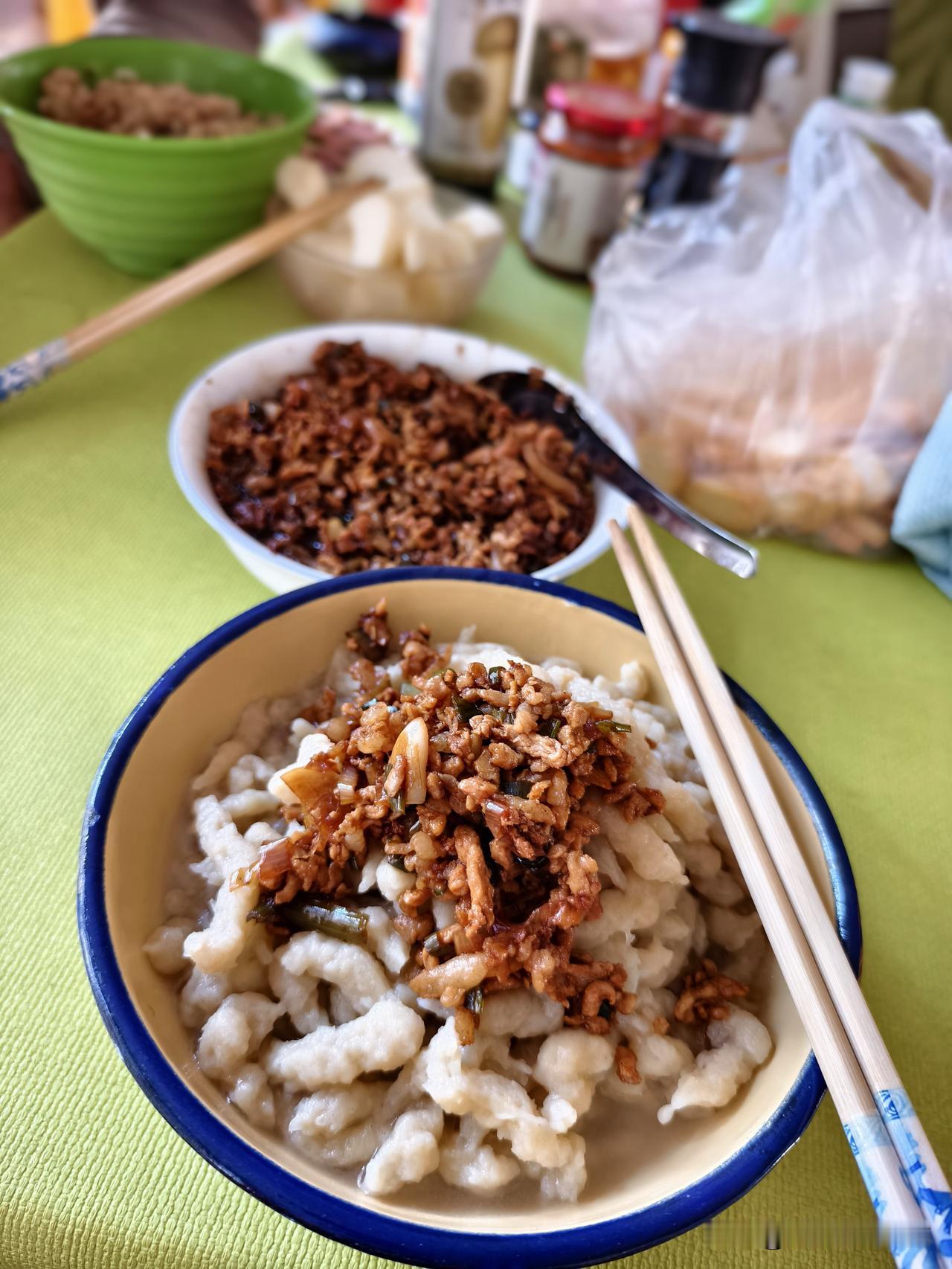 秋日生活打卡季 山西偏关小县城里的面食好像大部分都离不开土豆🥔吧！
依旧是“土