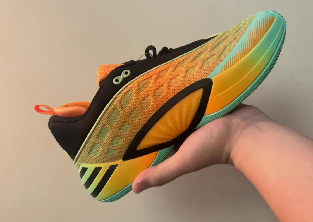 adidas DON Issue 8  米切尔的季后赛配色 目前尚无发售信息 