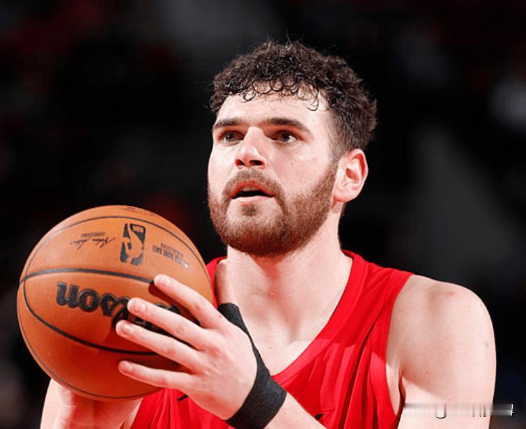 克林根的防守问题着实严重。在今日主场对阵骑士的比赛中，球队主力中锋克林根，被对面