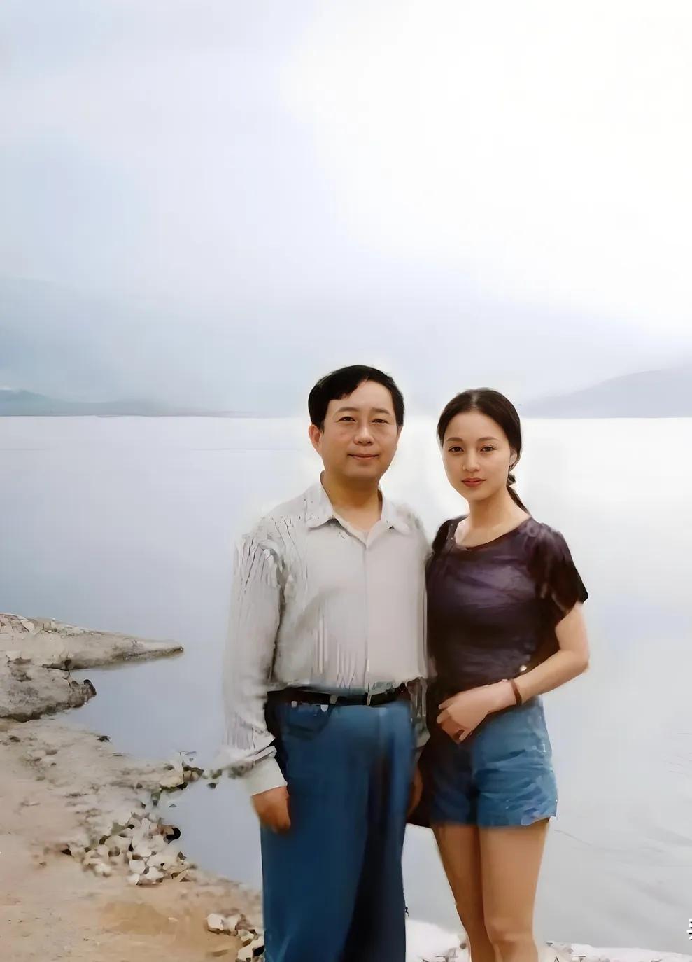 余秋雨是我十分崇拜的作家，他的作品我都读过，一本不落。
但我对他的崇拜仅限于作品