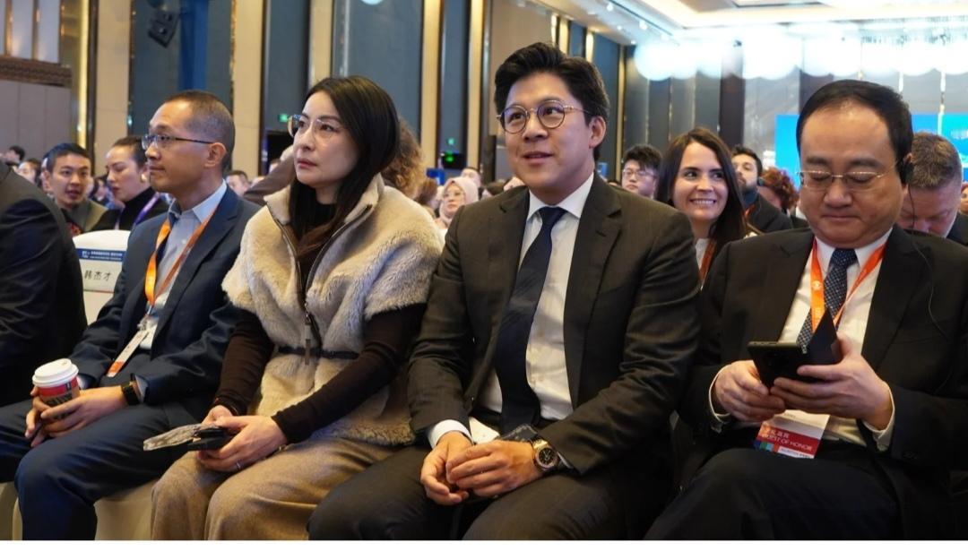 戴上眼镜的郭晶晶，书生气十足。