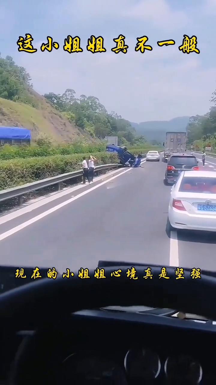这小姐姐真不一般。
万万想不到现在的小姐姐心境真是坚强，看她遇事不慌不忙，扎头发