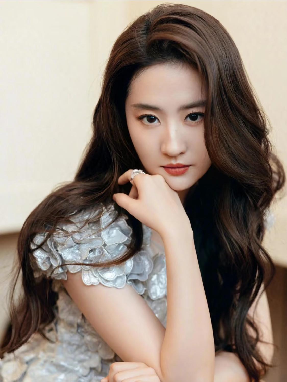 刘亦菲38岁了，为什么还不结婚？
38岁的她哪是“嫁不出去”，明明是把“婚恋主动