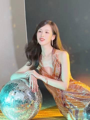 陈都灵美背 露背设计让这个礼裙更加出彩，而她自信的微笑无疑是最好的配饰，结合起来