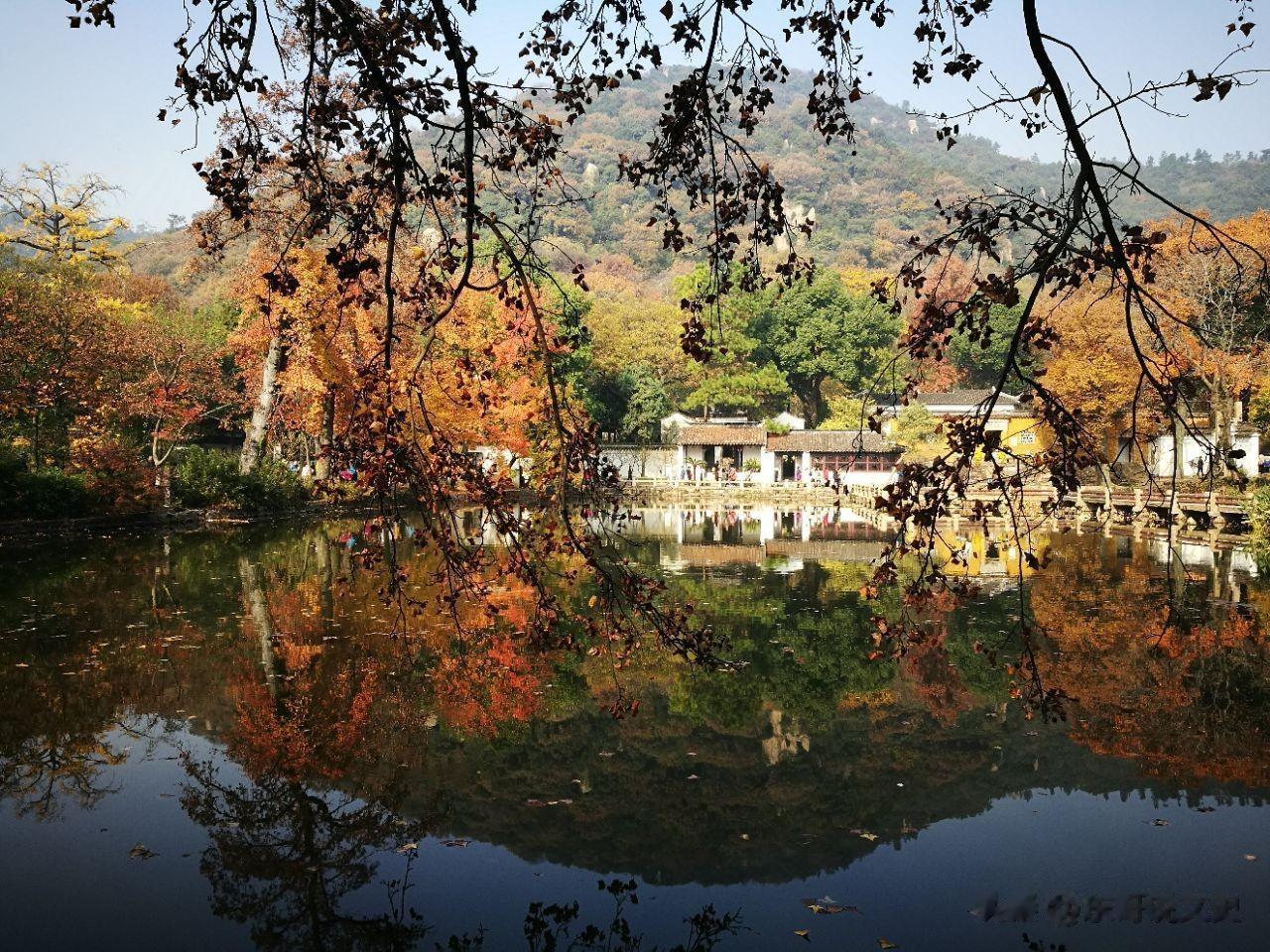 【天平山必看的五个风景】
 
中国人喜欢赏玩红枫，全中国有四个最好的观赏枫叶的地