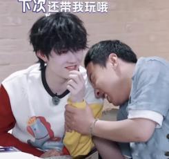 苏新皓徐志胜十指相扣苏新皓徐志胜邪门的cp增加了一路向海的少年苏新皓和徐志胜说着