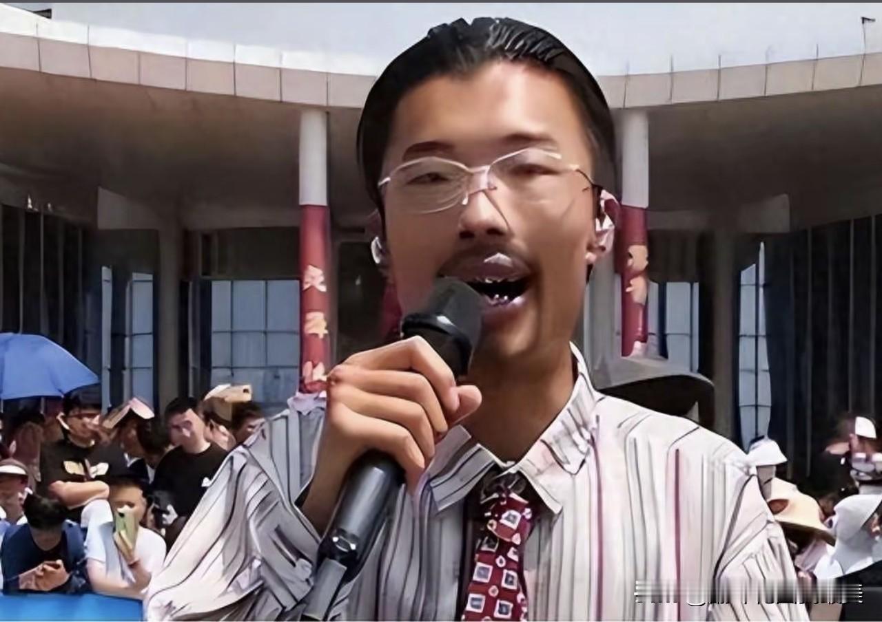 郭有才如今的现状，

给所有普通人都提了个醒：

流量砸下来的时候，能接住的人靠