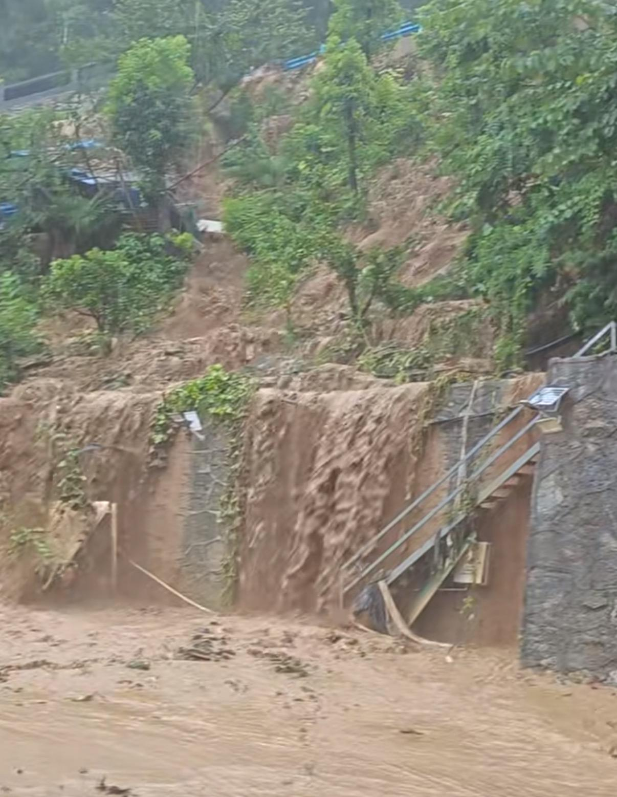 #三峡人家游客暴雨被困5小时# 【宜昌三峡人家游客因暴雨被困5小时，泥地中徒步坐