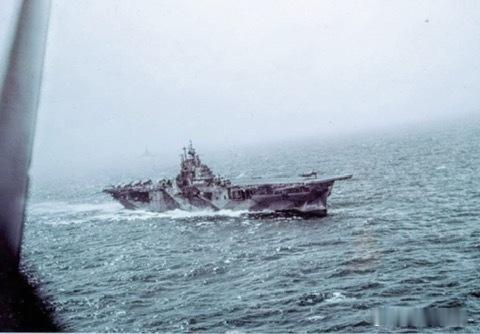 锡布延海战期间的美军无畏号航母，从一架SB2C俯冲轰炸机上拍摄于1944年10月