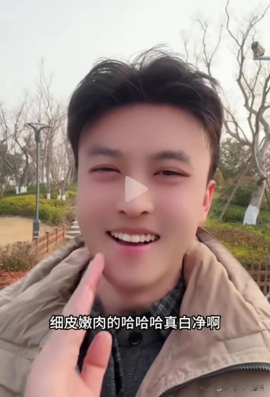 那美颜真是个好东西啊，同样一个人在开美颜和关掉美颜，判若两人呀。一位大叔在打开美