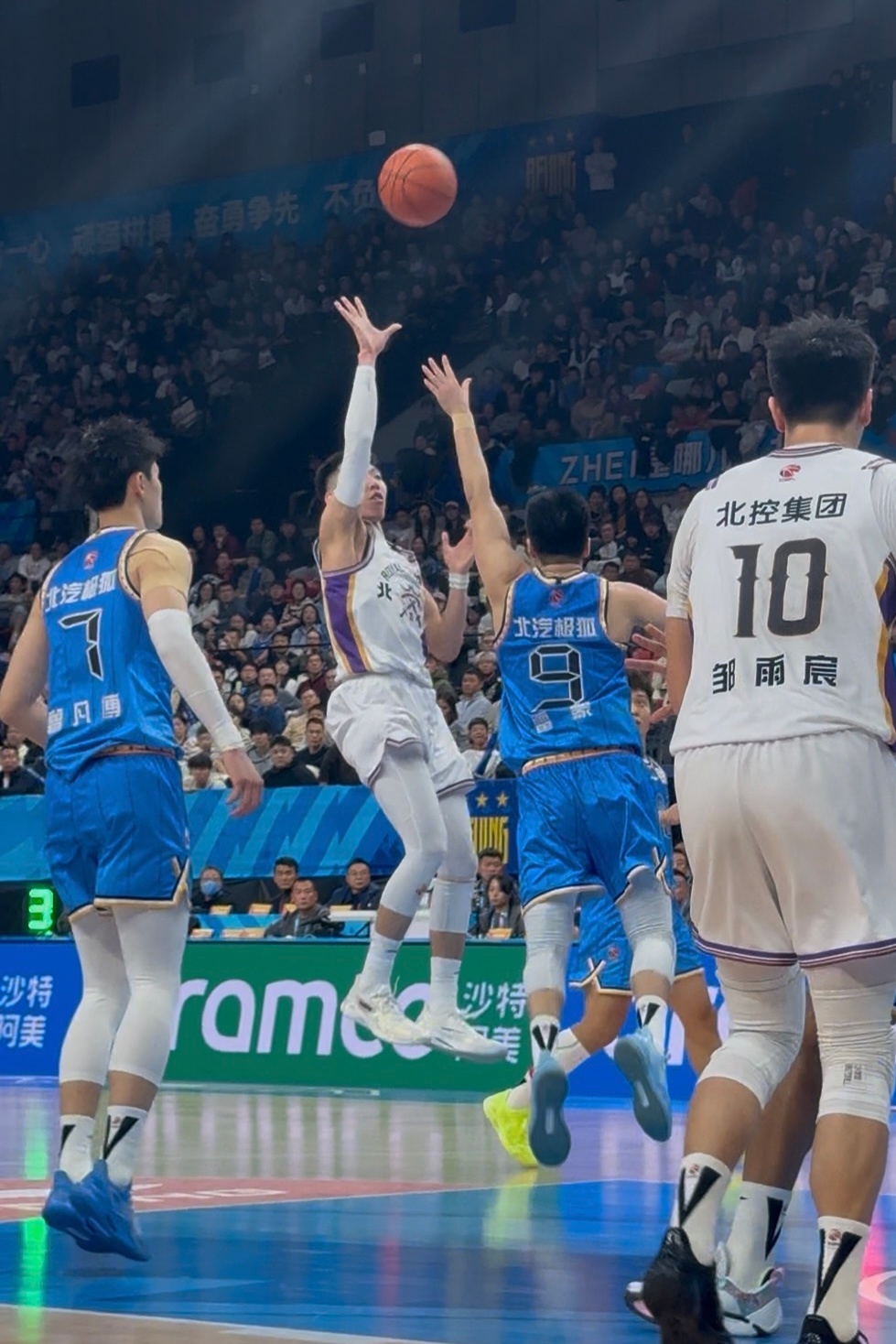 今晚两队的年轻队员打得都不错，廖三宁21分、曾凡博20分，三宁是全场只休息了1分