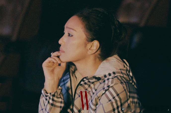 #巩俐59岁状态#时光对巩俐好像格外宽容，果然应了那句“岁月从不败美人”[抱一抱