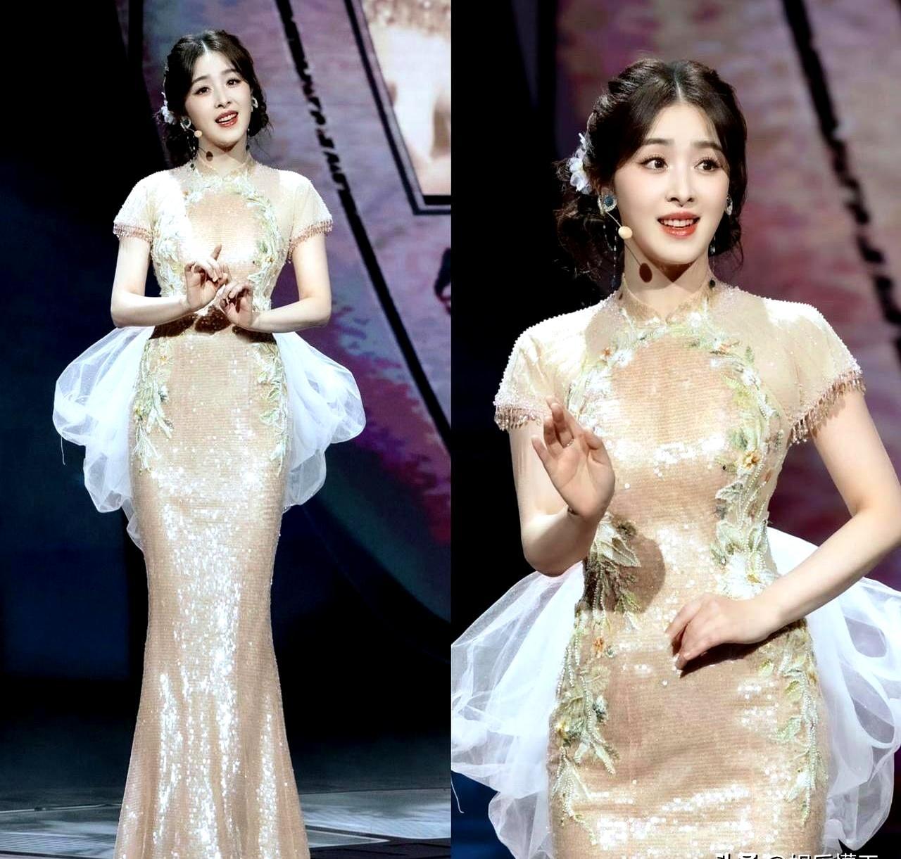 别再吹少女感了，37岁的张含韵直接在央视舞台上返老还童。
 
一件新中式旗袍，梳
