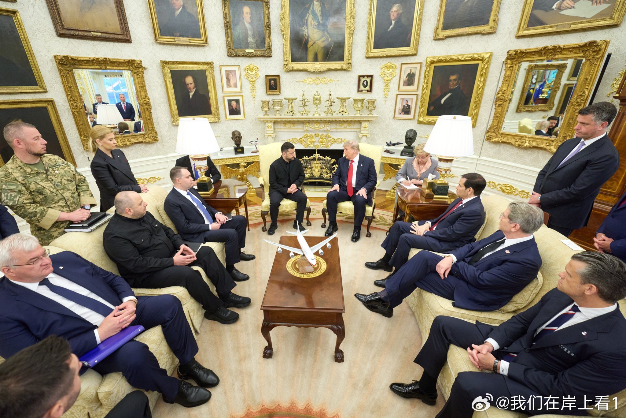 这次特朗普和泽连斯基在白宫会面，没有骂架到面红耳赤，相反，彼此脸上还带着笑容。据