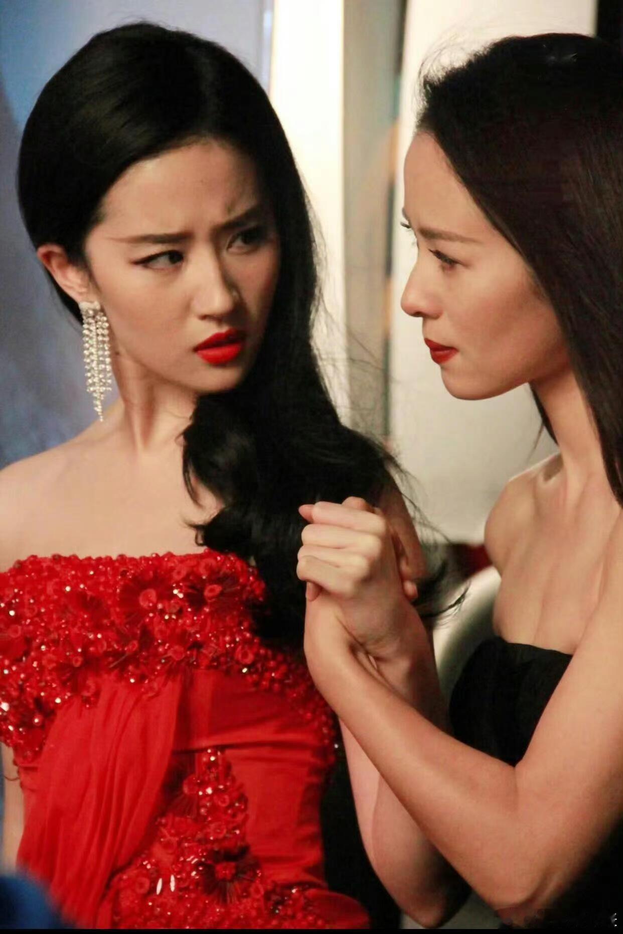 #刘亦菲江一燕掰手腕#刘亦菲江一燕这是摆拍还是真的掰手腕，看姐的表情还挺使劲的啊
