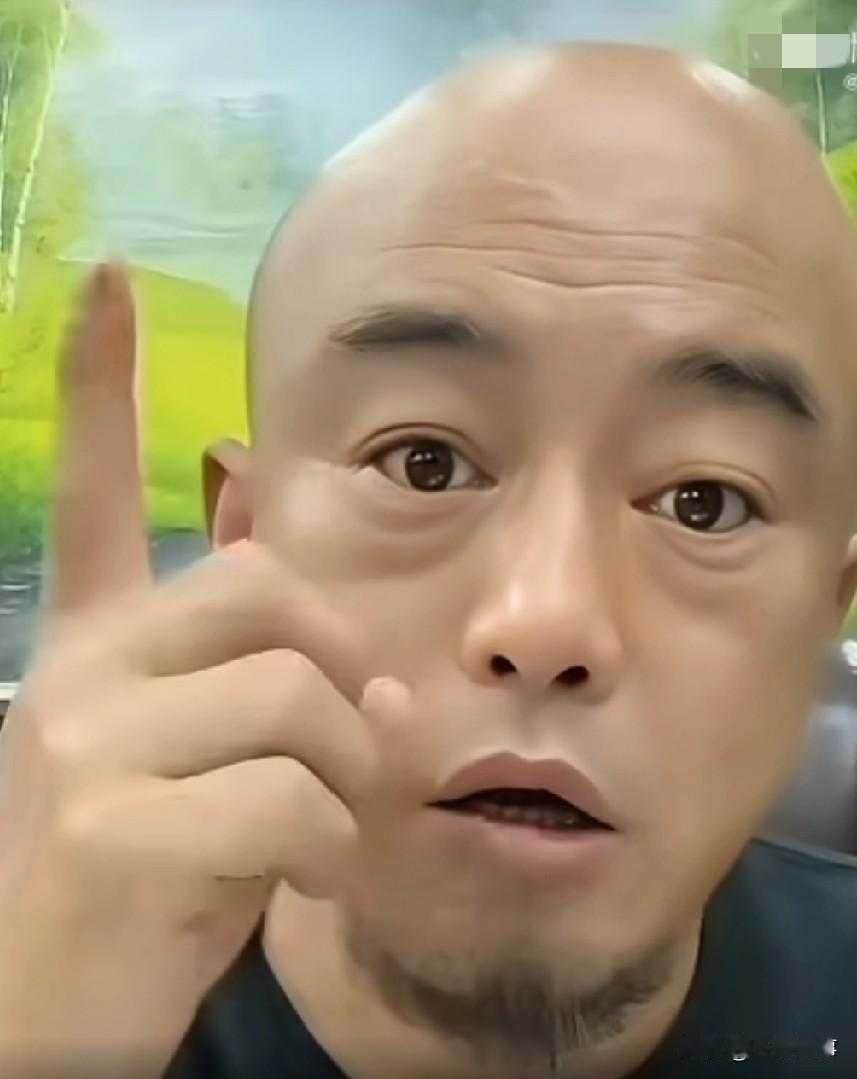 丁老五爆料二驴两个月内回归，大舞台正在筹建中，二驴兜里不差三五千万，今年背的年框