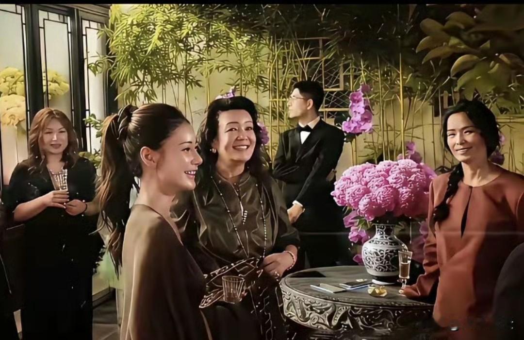 张兰马筱梅婆媳关系真好啊，张兰带着儿媳妇出入于社交场合，这是将筱梅介绍给歌手韦唯