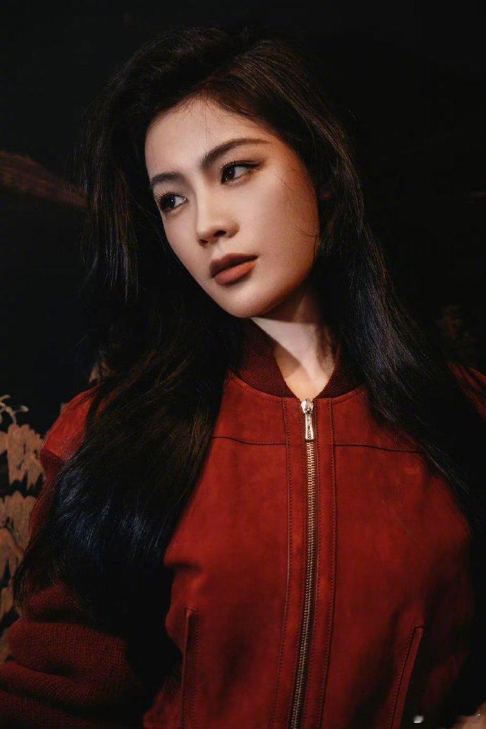 谁懂明星车内车外反差感 ！时尚芭莎艺术大赏上的陈丽君、吉娜、潘粤明、赵雅芝，车成