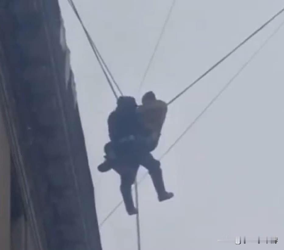 圣彼得堡清洁工从6楼坠下，半空挂在高压电线上奇迹生还！
 
据外媒报道，俄罗斯圣