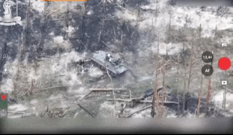 俄军1辆MT-LB装甲车在新基夫卡附近触雷，上面的俄军士兵在下马过程中，又踩中了