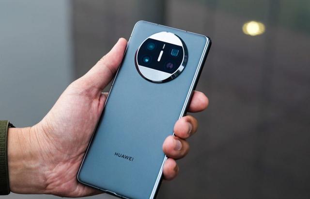 清晨，据中关村在线发布的相关数据显示，华为折叠屏手机在二季度再次成为热门搜索的焦