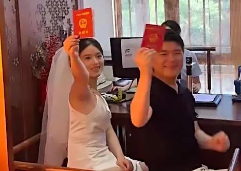 男生把婚前所有财产全部归于未婚妻名下，大家怎么看？
 谈婚论嫁，财产问题总是绕不