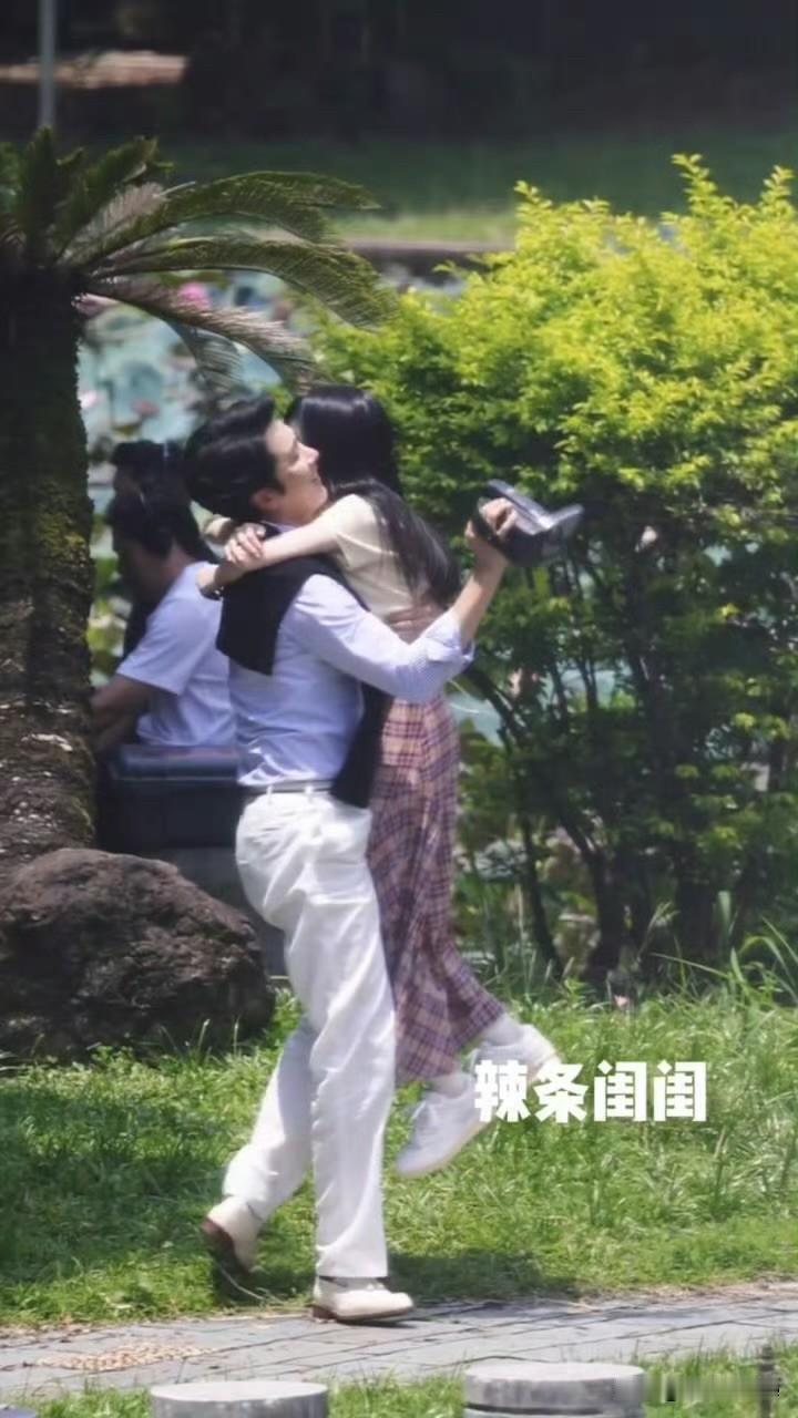 7月24日，白鹿彭冠英新剧路透
拍摄的是白鹿饰演的19岁女主，爱上了彭冠英饰演的