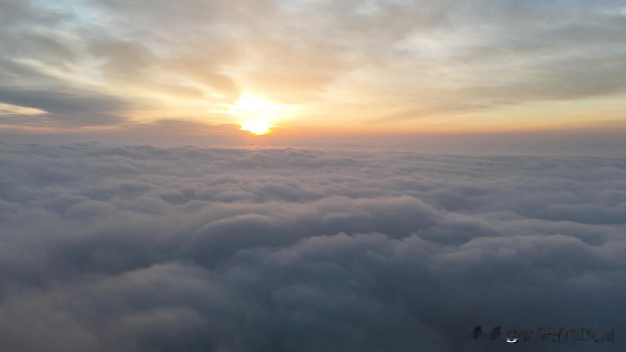 海拔3033米的绵阳千佛山日出云海美如画
简单分享一下路线，首先从绵阳火车站斜对